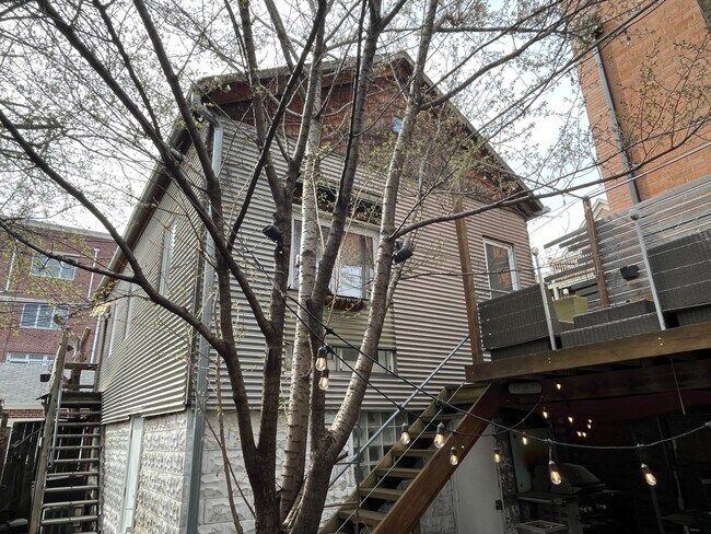 Foto del edificio - 2622 N Burling St