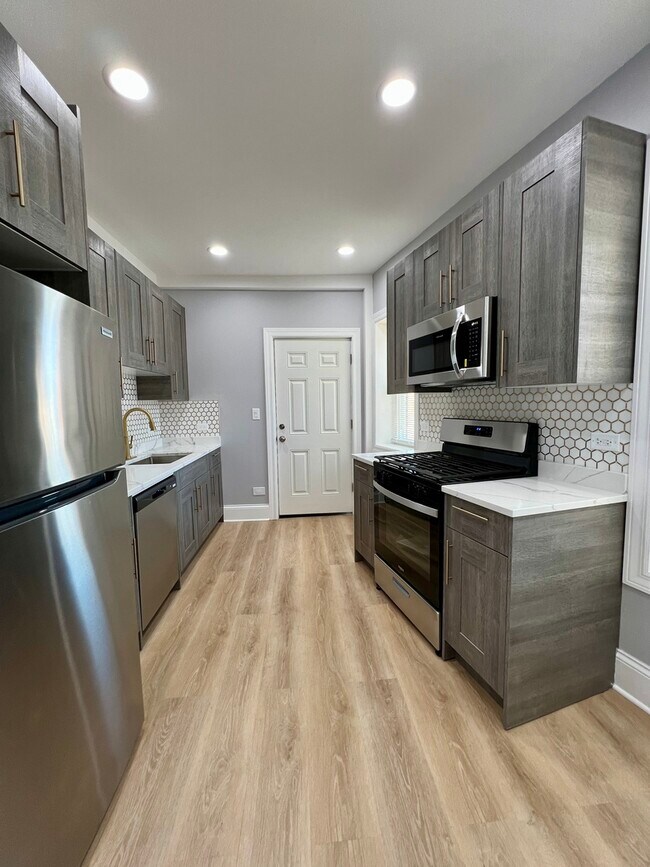 Building Photo - 1701 W Albion Ave