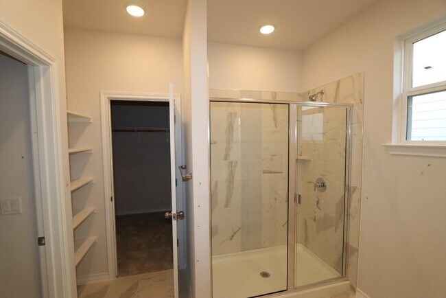 Foto del edificio - 15704 Singh Dr