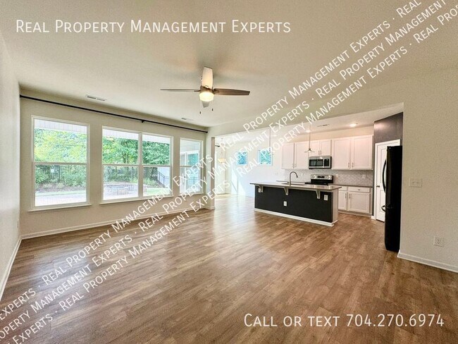 Foto del edificio - Charming 3 Bed 2 Bath Home with No Electri...