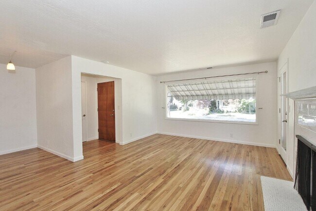 Foto del edificio - Single-Level Home Nestled in the North End