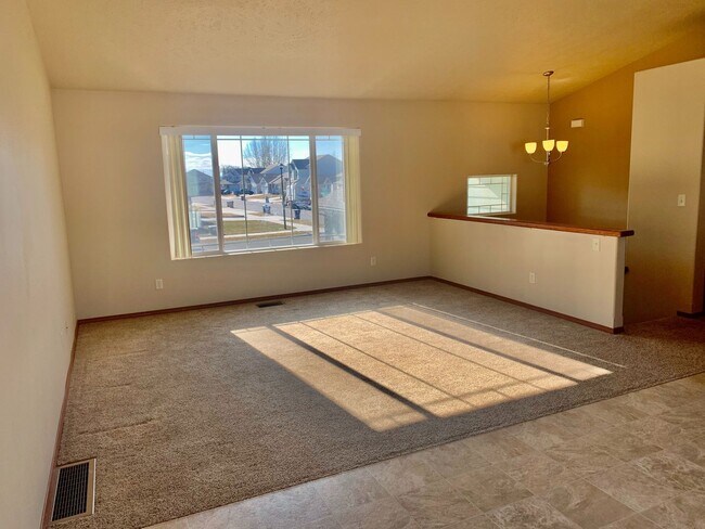 Building Photo - New on the Market!