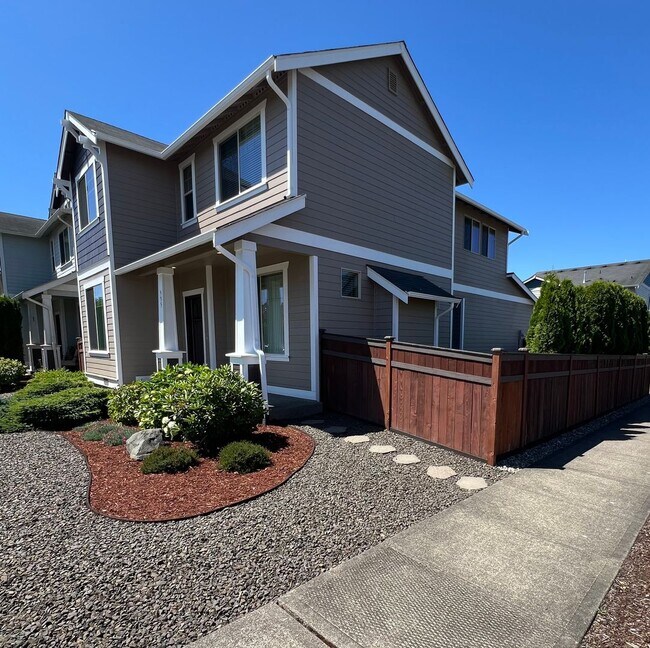 Foto del edificio - LIKE NEW Truly a MUST SEE! Move-in Ready
