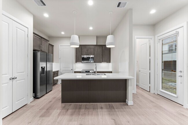 Foto del edificio - 5905 Haring Ln