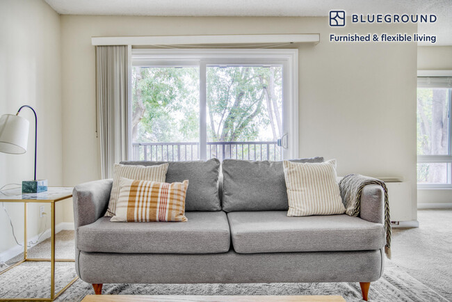 Foto del edificio - 1300 Oak Creek Dr