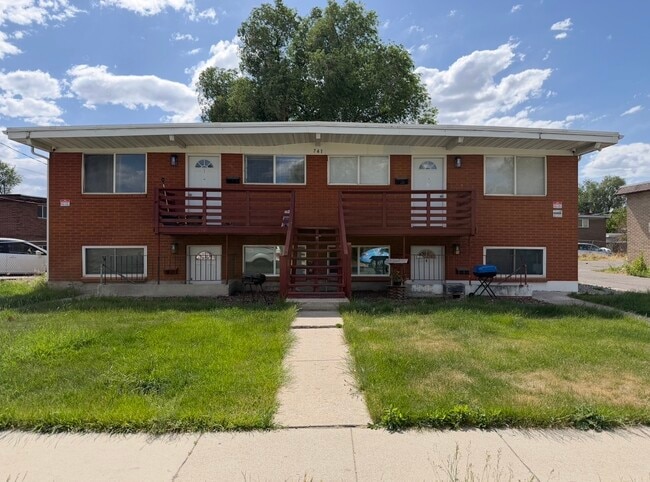 Building Photo - 741 N Riverside Dr