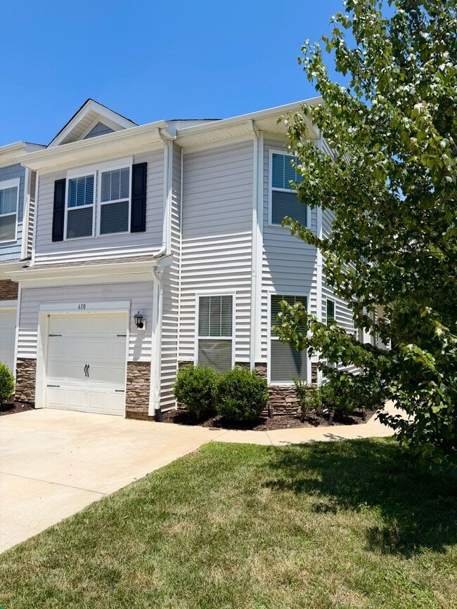 Building Photo - Spacious 3 Bedroom/ 2 Bath townhouse w/office for rent in Fountain Park, convenient Asheville loc...