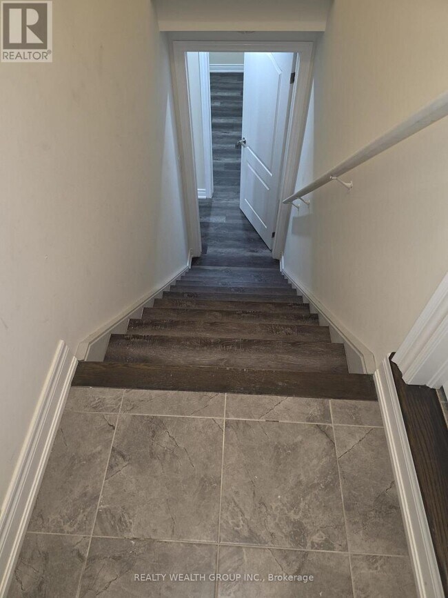 Building Photo - 7 Sinatra St