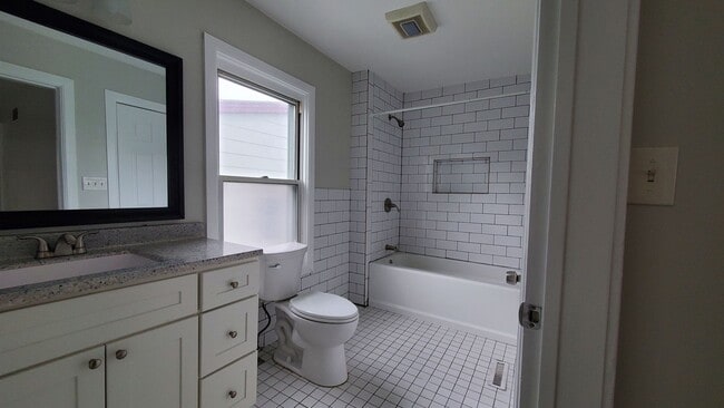 Building Photo - Beautifully updated and Spacious!  2 Bed H...
