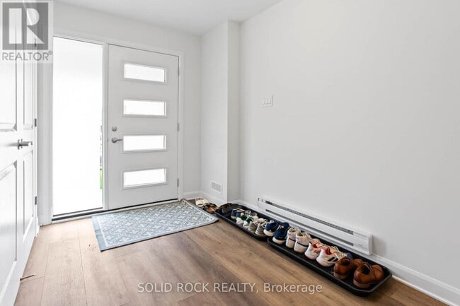 Building Photo - 810 Glissade Grv