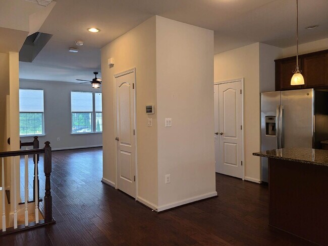 Foto del edificio - 3-Story Townhouse with Attached Garage in ...