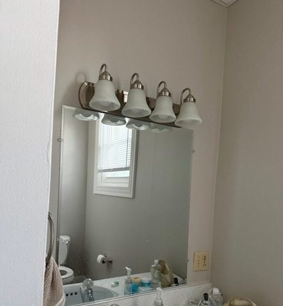 Baño - 112 W Main St