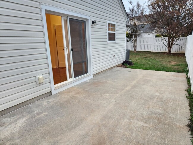 Foto del edificio - 1st Floor Primary Bedroom & Fenced in Yard...