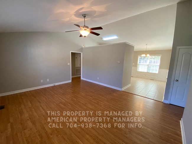 Building Photo - 1040 Rembrandt Dr SW