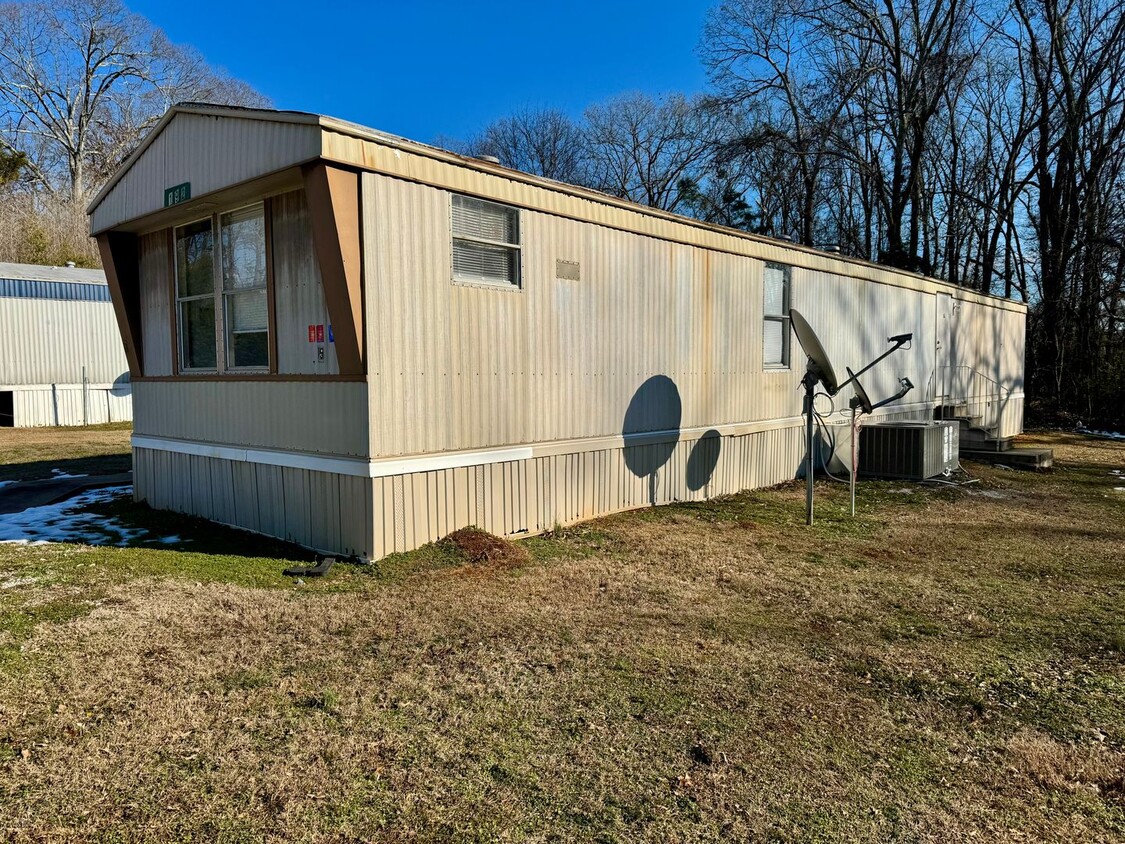 Primary Photo - Great Location in Muscle Shoals!