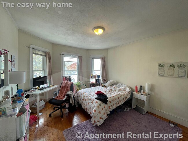 Building Photo - Top Floor 3BR * Steps from Davis Sq * Porch