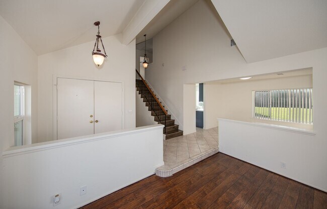 Foto del edificio - Beautiful 2 Story with Large Lot on Quiet ...