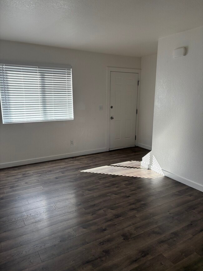 Building Photo - 422 S Fenton St