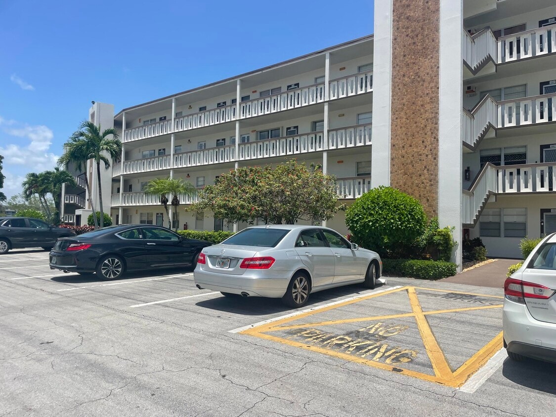 4002 Hythe A, Boca Raton, FL 33434 Condo for Rent in Boca Raton, FL