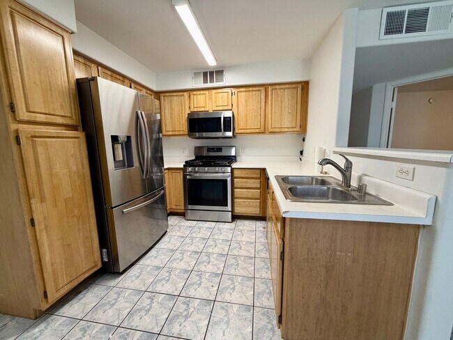 Building Photo - 5710 E Tropicana Ave