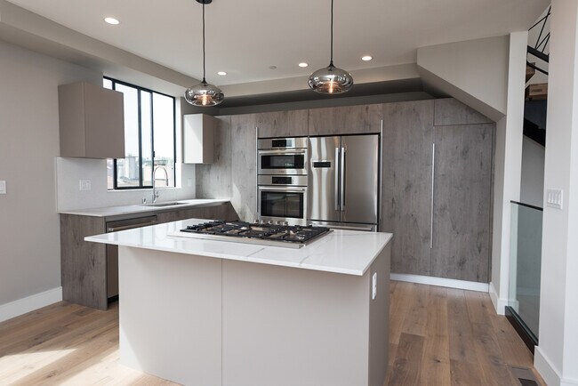 Modern Design - 1807 Vanderbilt Ln