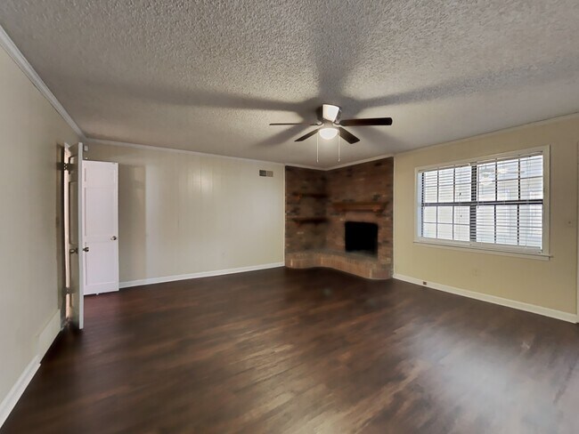 Foto del edificio - 3811 Misty Oak Drive