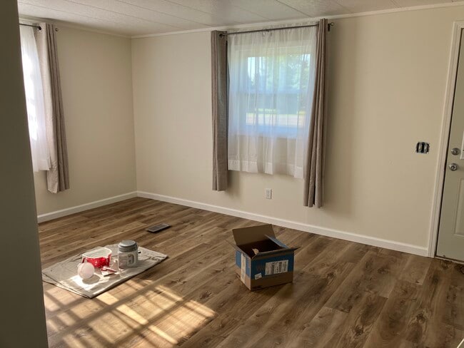 living room - 1050 W M35