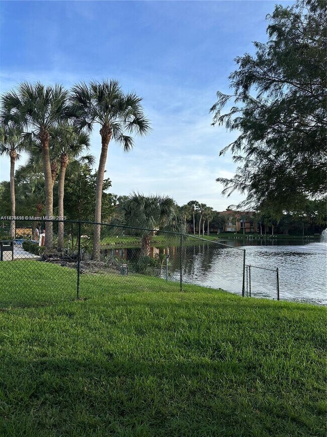 Foto del edificio - 10725 Cleary Blvd