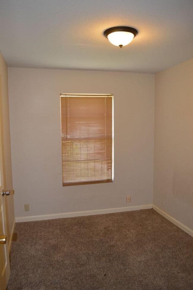 Foto del edificio - Charming 3 bed 2 bath right off Commerce a...