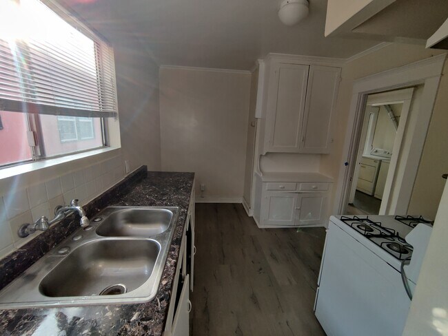 kitchen - 127 N New Hampshire Ave