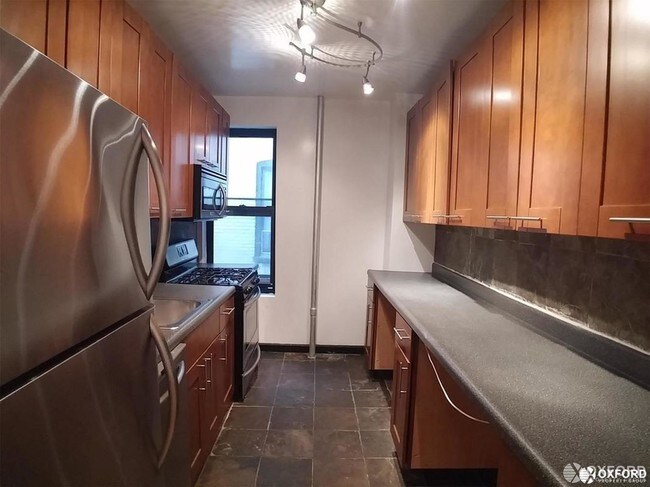 Building Photo - 320 Lincoln Place