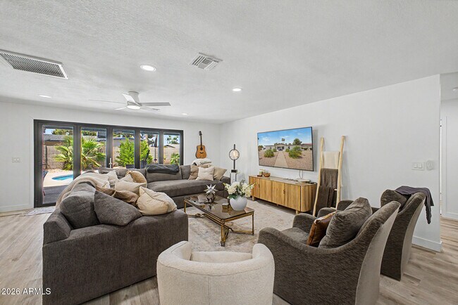 Building Photo - 5140 E Poinsettia Dr