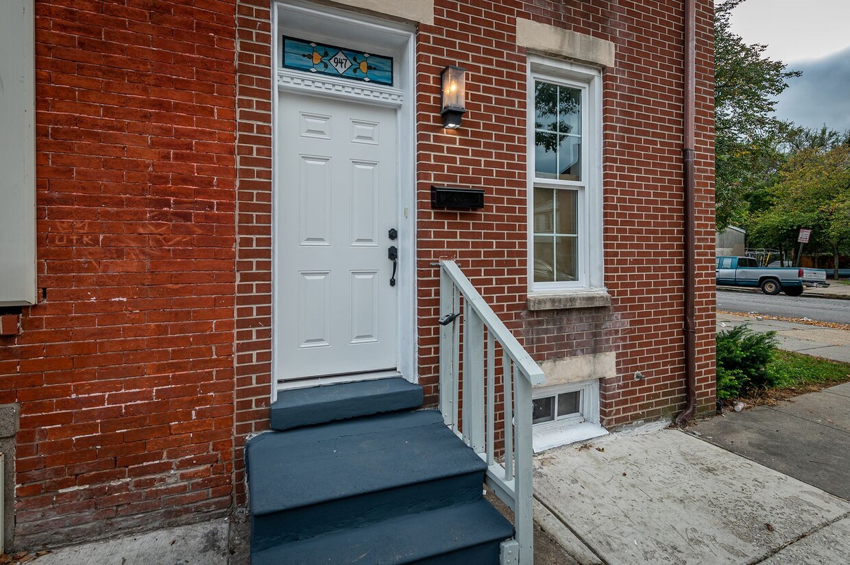 Foto principal - TAKE A SECOND LOOK AT THIS END-UNIT TOWNHOME