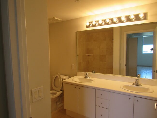 Building Photo - 2475 Brickell Ave