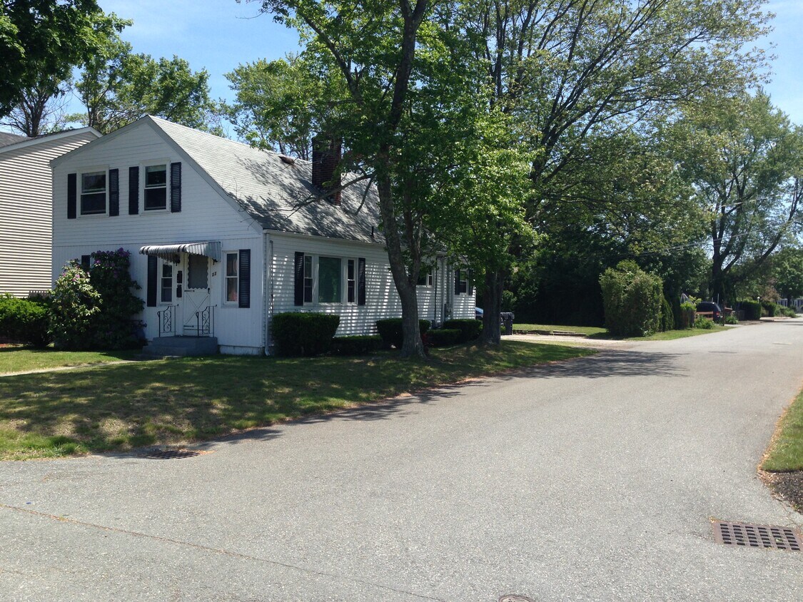 32 Chesterfield Ave Unit 2 nd Floor, Warwick, RI 02889 Apartments in