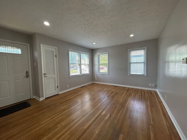 Building Photo - Updated 2 Bed 1 Bath Available Now!