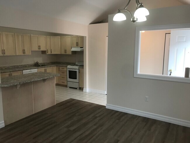 Photo du bâtiment - Two Bedroom, 2 Baths Apartment at Adriana Court