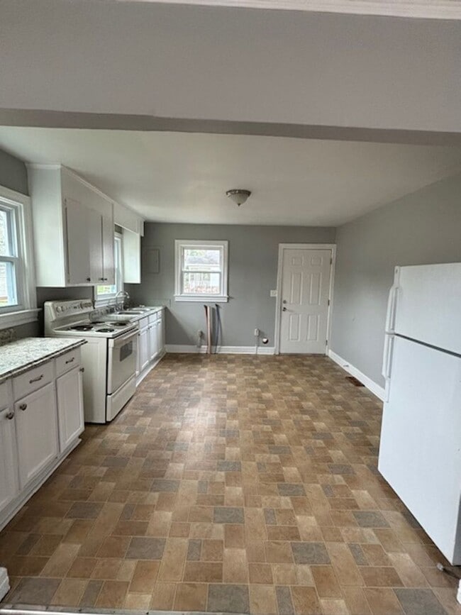 Building Photo - Quaint 2 Bedroom 1 Bath Home with LARGE fe...