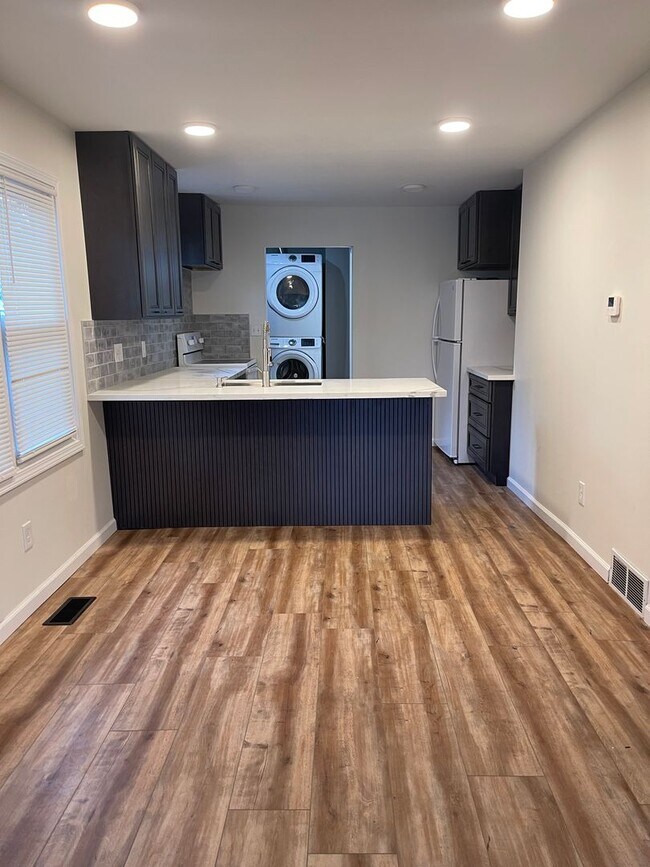Foto del edificio - Nicely updated 2bd/2ba bungalow in Royal Oak w/ master bathroom suite