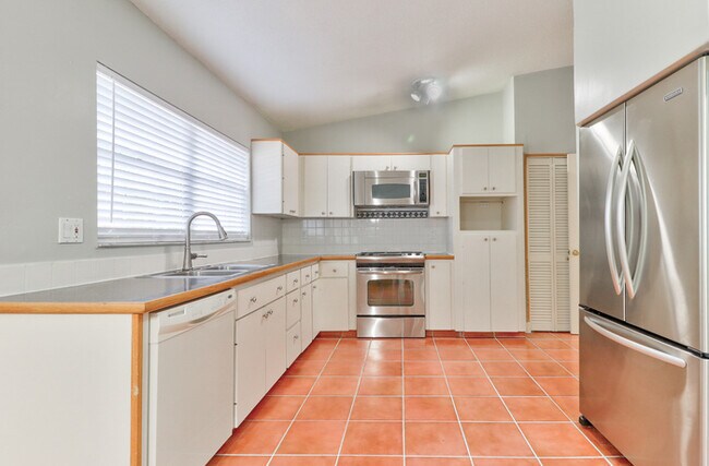 Building Photo - 5201 Huntington St NE, St Pete FL 33703