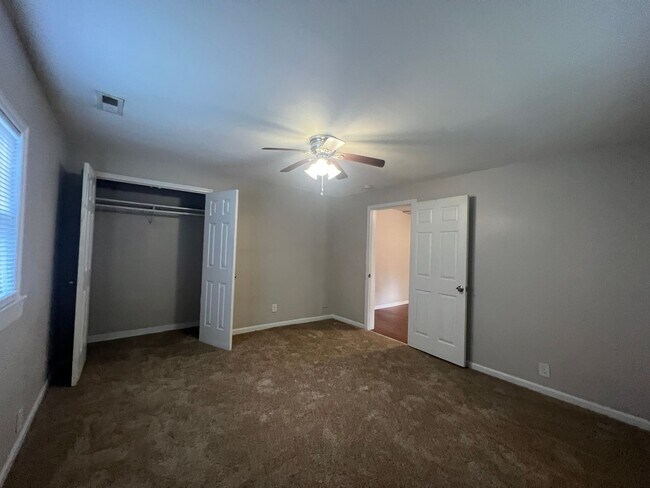 Foto del edificio - MOVE-IN READY!