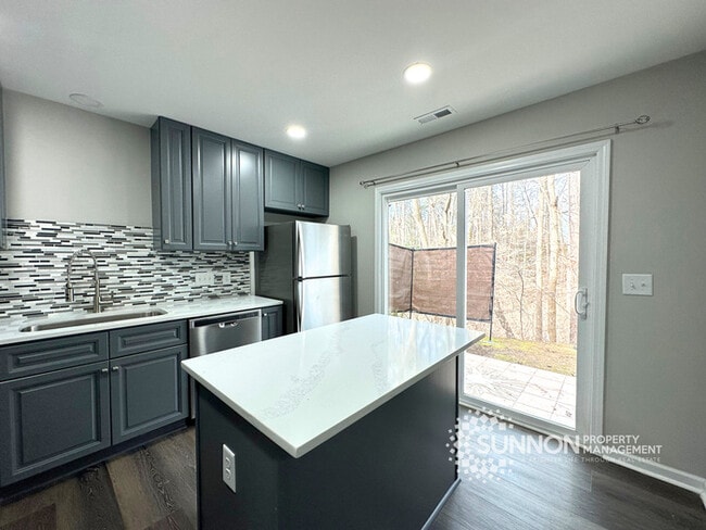 Foto del edificio - Beautifully Remodeled 3BR/2.5BA Townhome