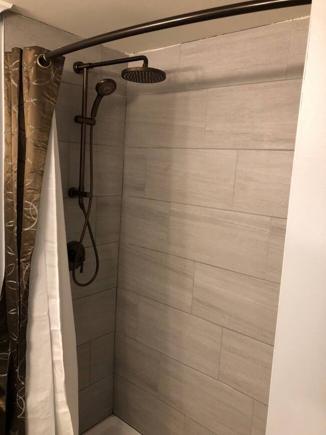 Master Shower - 5311 Goldenrod Dr