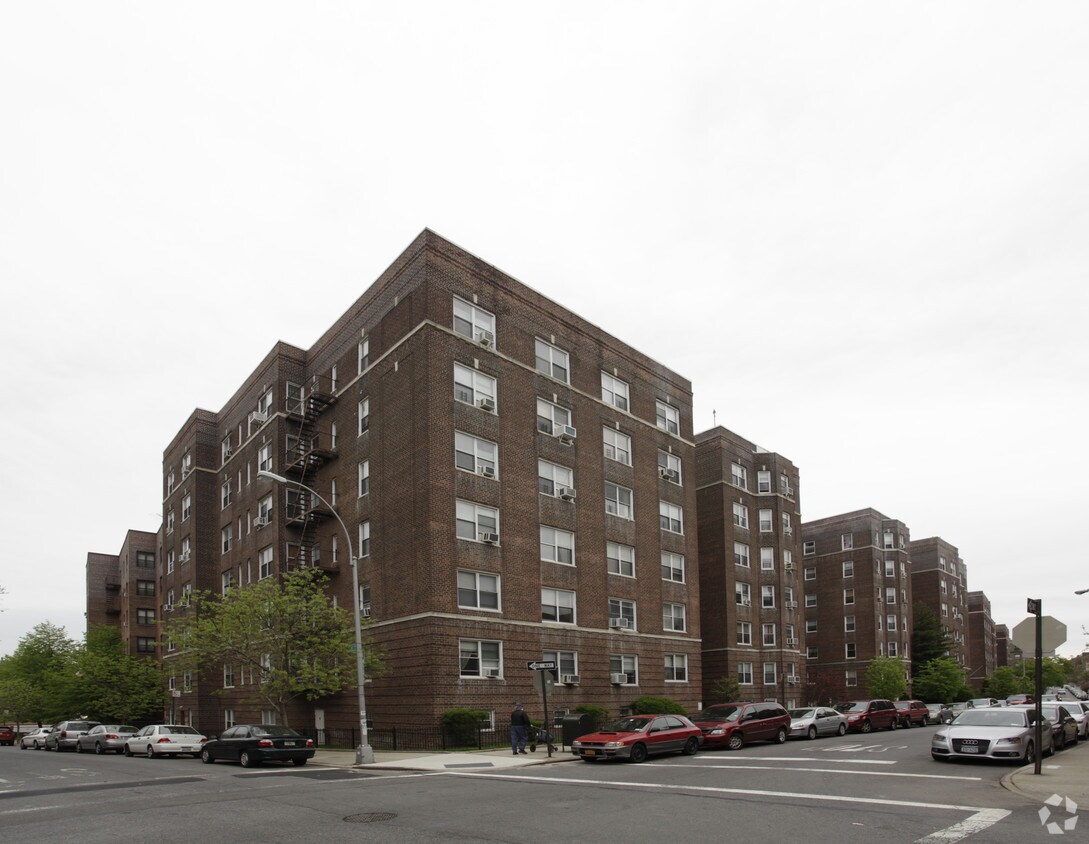 Primary Photo - 62-65 Saunders St