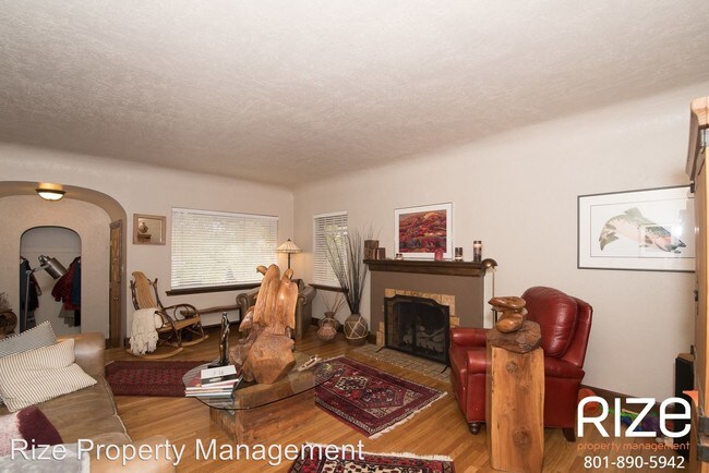 Building Photo - 5 br, 2 bath House - 1561 Michigan Avenue