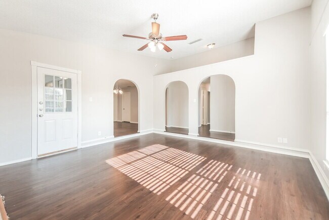 Building Photo - 2021 Glenbrook Meadows Dr