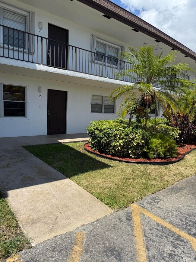 Foto del edificio - 3111 Gardens E Dr