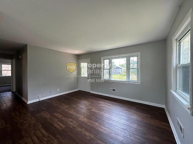 Building Photo - 7040 Ridgeland Ave