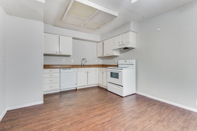 Building Photo - A Walnut Hill Wonder Townhome!