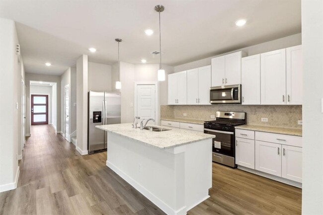 Foto del edificio - 18099 Martin Pines Dr